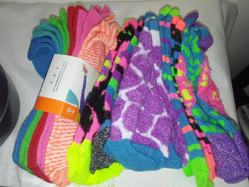 lot 77 image: Ladies Socks footies (12pr.   NEW), electric rollers, Water Pik