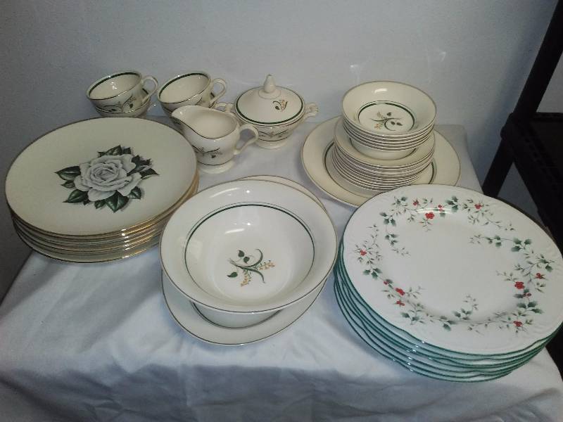 lot 89 image: Vintage Christmas Dishes, Pfaltzgraff