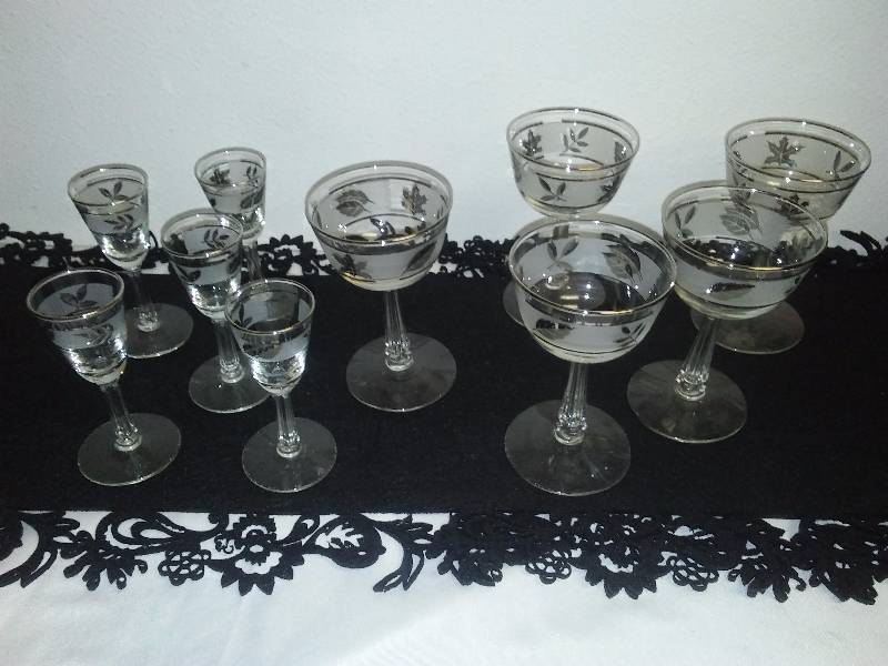 lot 90 image: Vintage Libby Silver Leaf Glasses (10) Cocktail (5) Cordial (5)