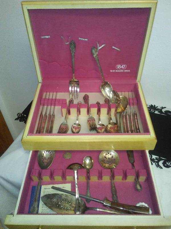 lot 91 image: 1950s Rogers Bros. Silverware Remembrance