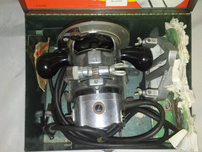 lot 102 image: Black and Decker Heavy Duty Router