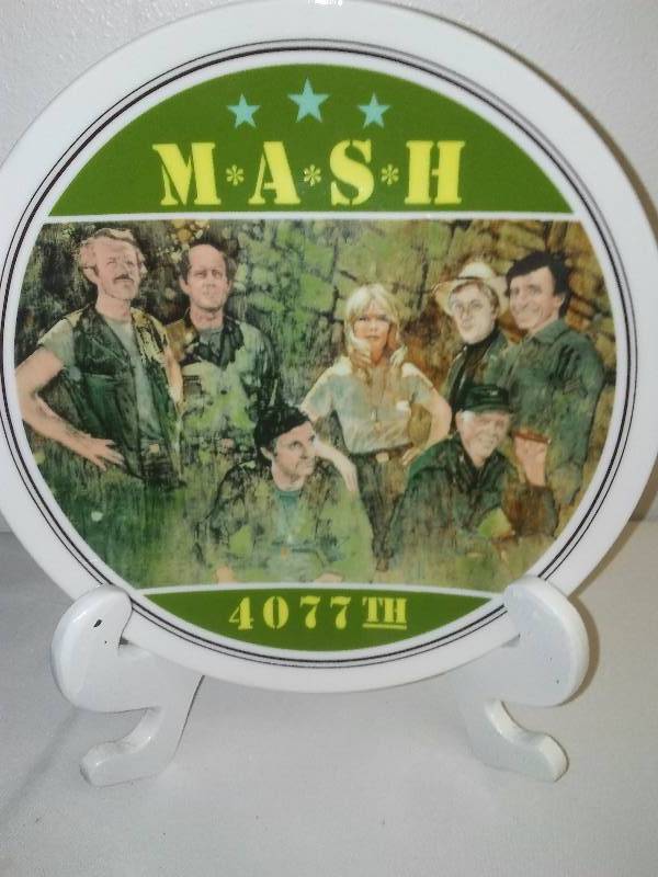 lot 125 image: Vintage Collector Plates (6) JFK, M.A.S.H., Triumph Minn.