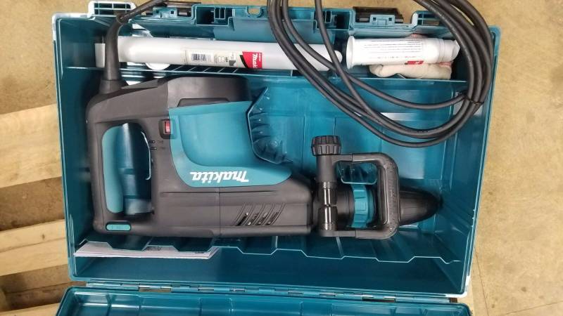 Makita HM1203C 14 Amp 20 lb. Demolition Hammer (Accepts SDS-MAX Bits) in like condition Retails $799