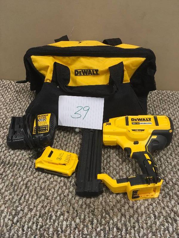 Dewalt 20-Volt Max Lithium-Ion 18-Gauge Cordless Brad Nailer Kit in like new condition