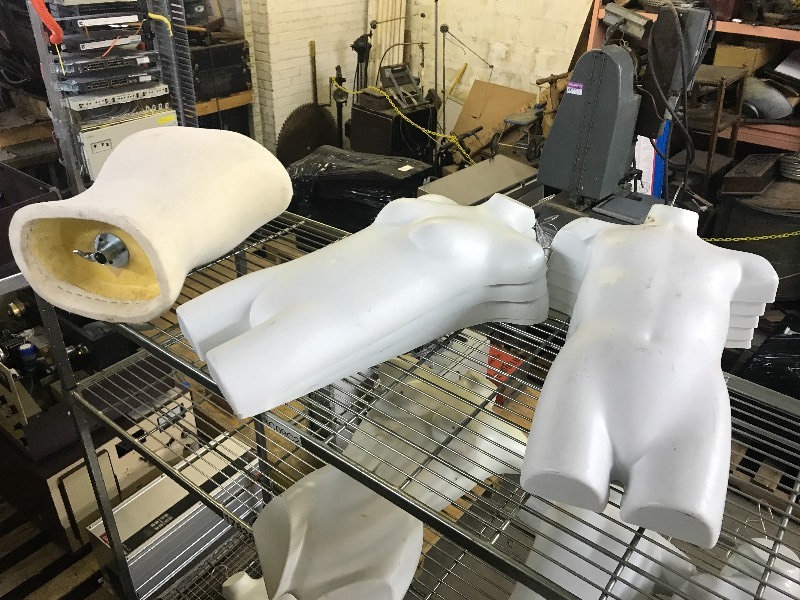 LOT OF CLOTHES MANNEQUINES