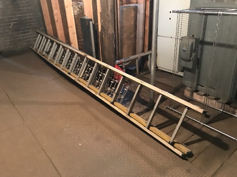 FIBERGLASS EXTENSION LADDER