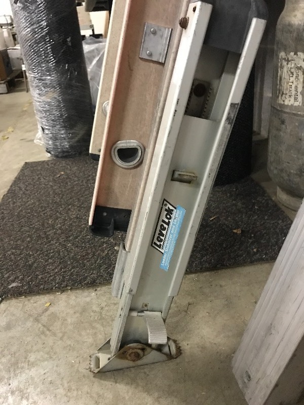 FIBERGLASS EXTENSION LADDER