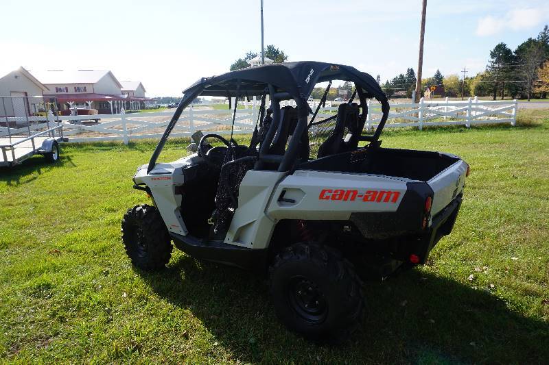lot 1 image: 2016 Can Am Commander 800 4 x 4 Utility Vehicle