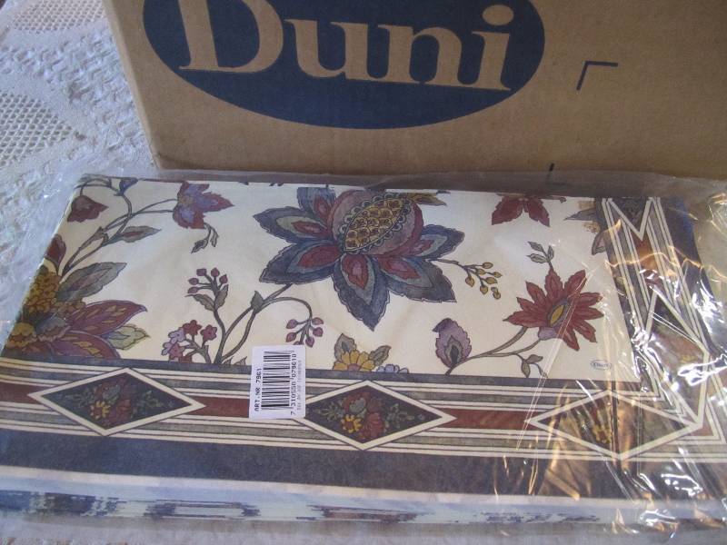 lot 84 image: Case of 100 Duni Table Covers 84 x...