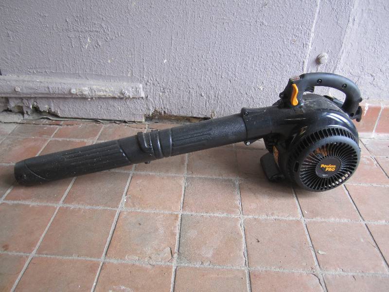 lot 91 image: Poulan Pro Gas Leaf Blower Has Comp...