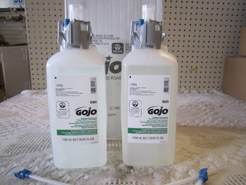 lot 171 image: Box of 2 GoJo Foam Hand Cleaner Ref...