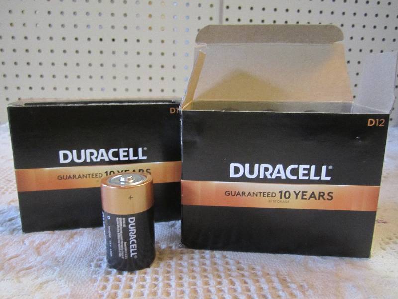 lot 194 image: Lot of 24 Duracell D Batteries 2 bo...