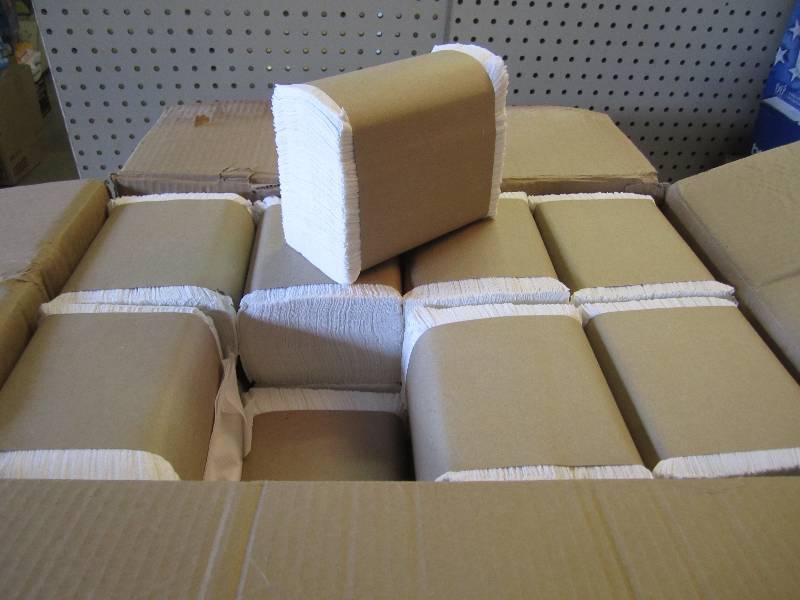 lot 207 image: Case of 10,000 White Tallfold Napki...