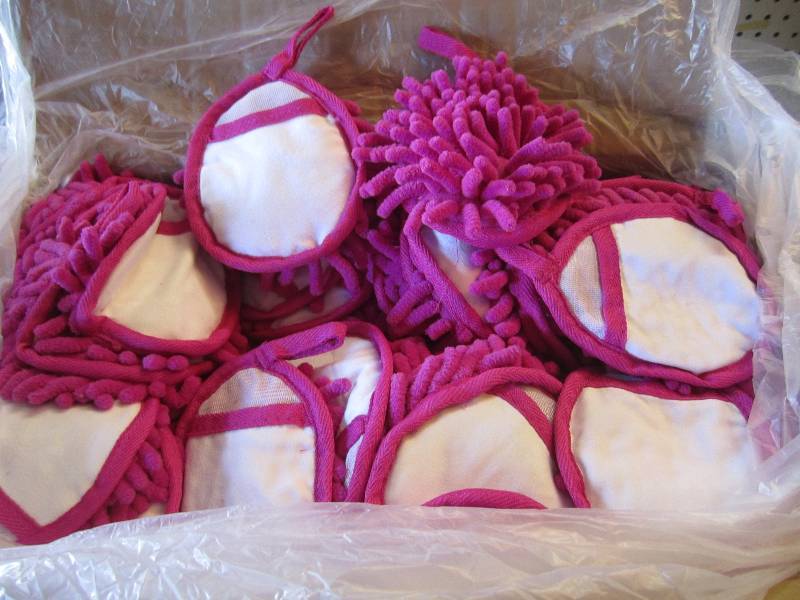 lot 220 image: Case of 200 Frizzy Finger Dusters P...