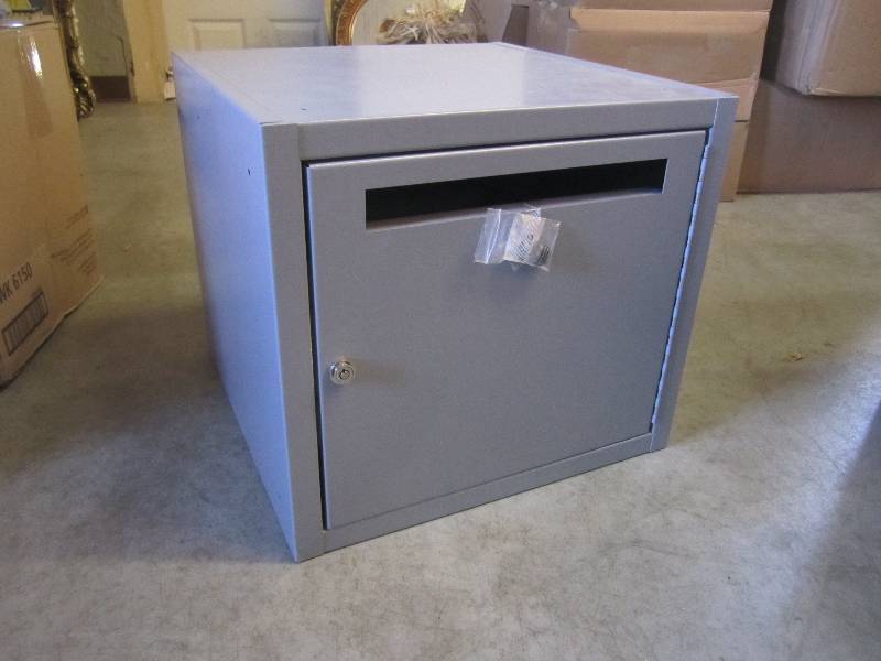 lot 221 image: Large Metal Locking Drop Box with K...