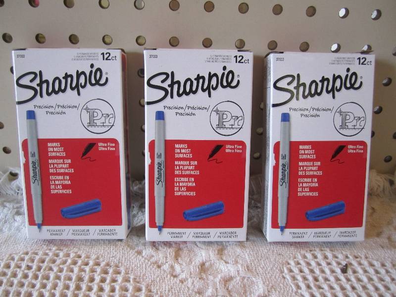 lot 258 image: Lot of 36 Sharpie MarkersPens 3 bo...