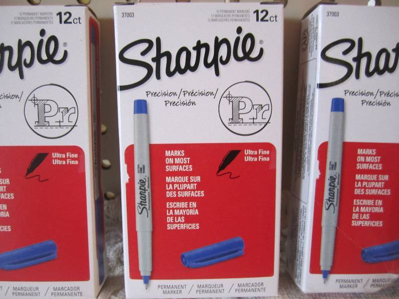lot 259 image: Lot of 36 Sharpie MarkersPens 3 bo...
