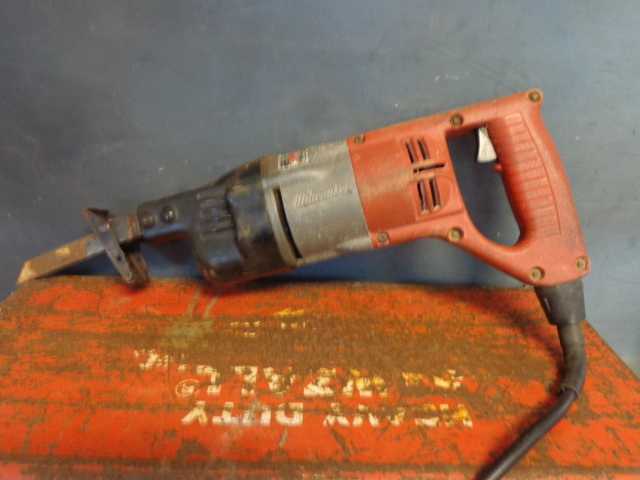 lot 2 image: Milwaukee Heavy Duty Sawzall