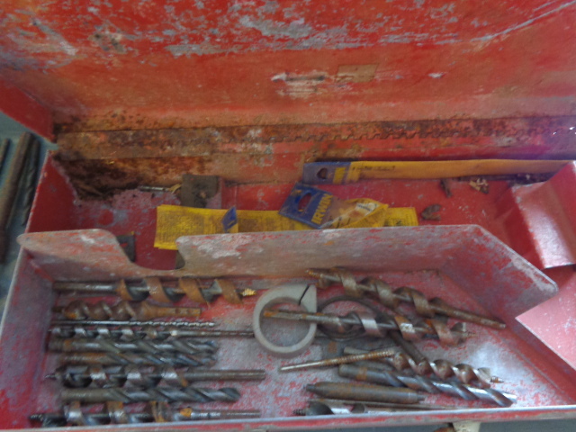lot 43 image: Metal toolbox with Assorted Large Drill Bits