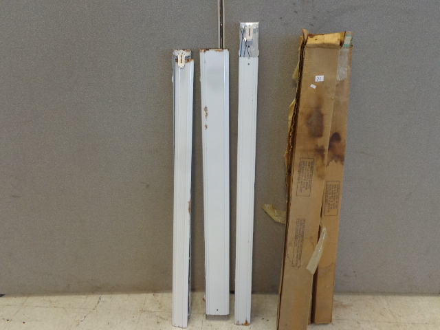 lot 71 image: Industrial Florescent Light Fixtures