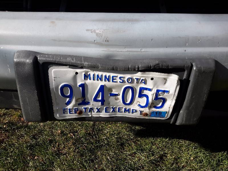 lot 1 image: 1998  GMC DIESEL ENGINE  K2500 Suburban SLE with lift gate