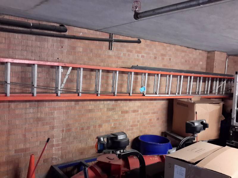 lot 3 image: Louisville Extension ladder