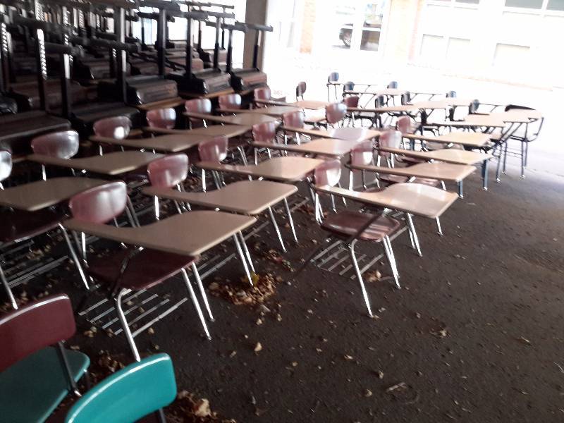 lot 29 image: 13 arm desk chairs