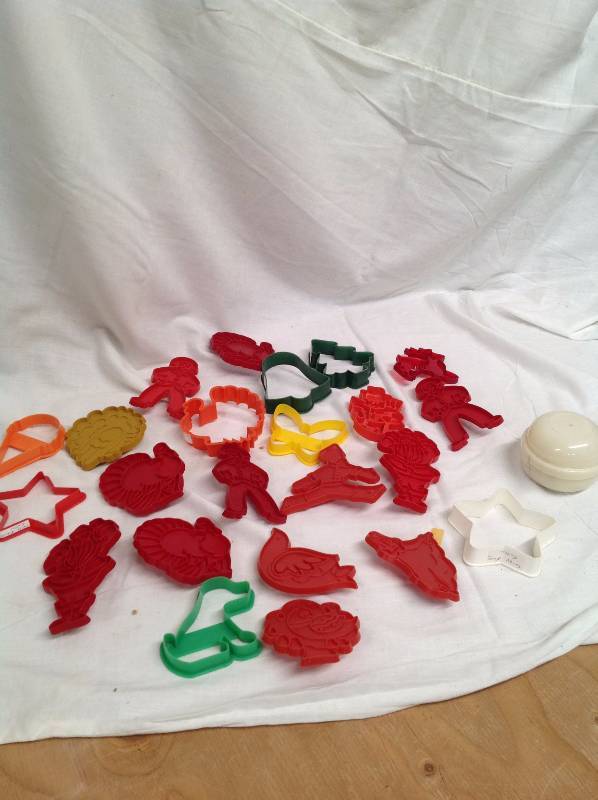 lot 57 image: Plastic Cookie Cutters, thanksgiving, Christmas