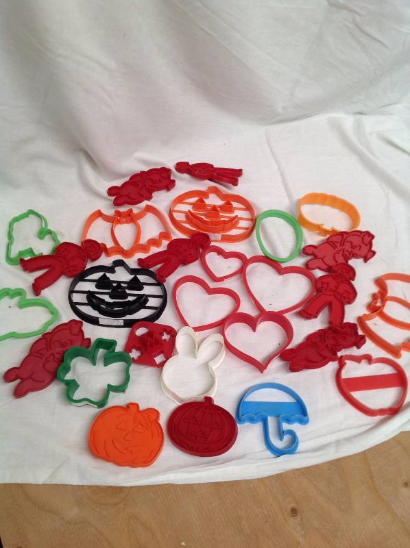 lot 58 image: Plastic Cookie Cutters, Halloween, Hearts, Umbrellas, Pumpkin