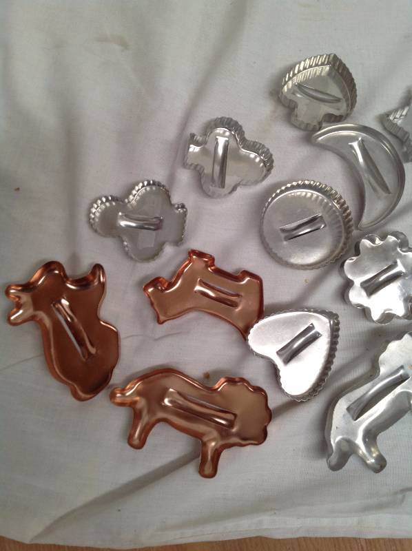 lot 59 image: Metal Cookie Cutters, Horse, Dog, Heart, Lion