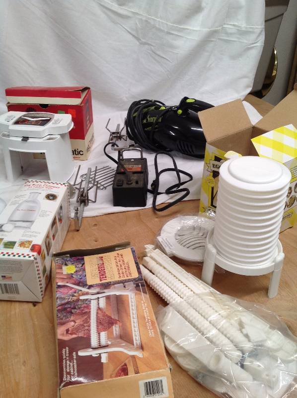 lot 61 image: Lot of Kitchen Items