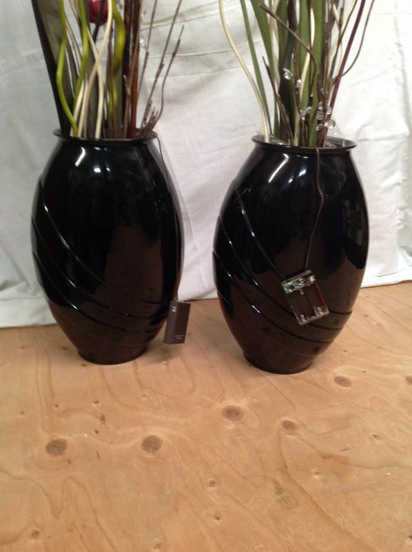 lot 94 image: Two Flower Pots with Decorative Flowers- Lights up