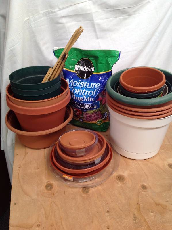 lot 98 image: 19 - Flower Pots - Plastic