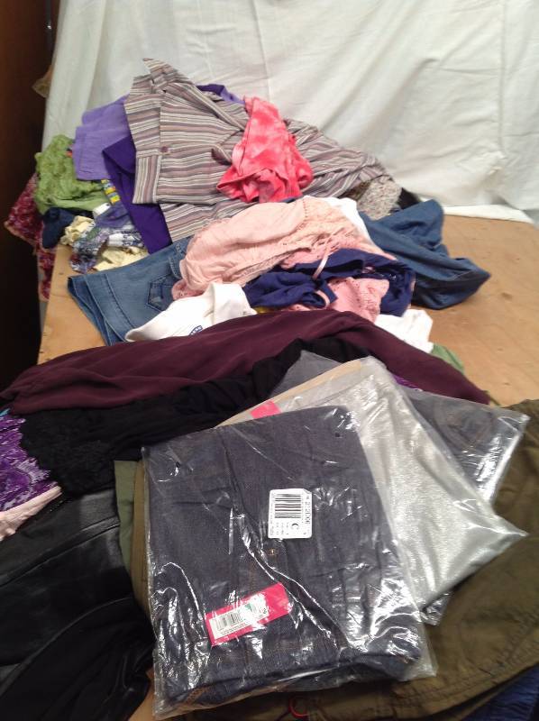 lot 109 image: Womens Large to XXL clothing with space bags Large lot