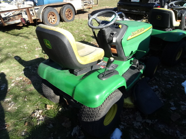 lot 41 image: John Deere LX277 lawn tractor. 2 cy...