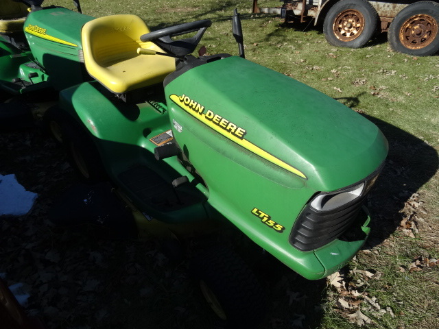 lot 42 image: John Deere LT155 lawn tractor. 15 H...
