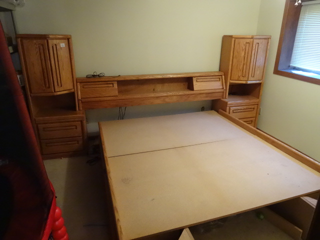 lot 50 image: Bed set with large head board. Draw...