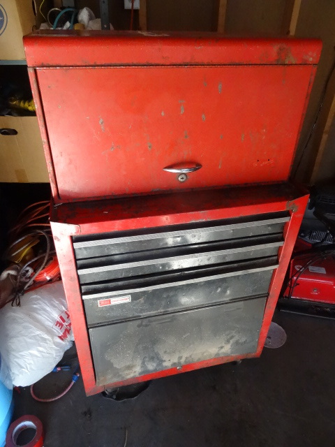 lot 52 image: Top and bottom cabinet tool box. To...
