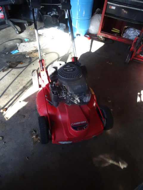 lot 68 image: Troy Bilt mulching mower. 5 HP Brig...