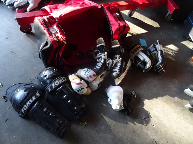 lot 74 image: Hockey gear with bag. Skates. Glove...
