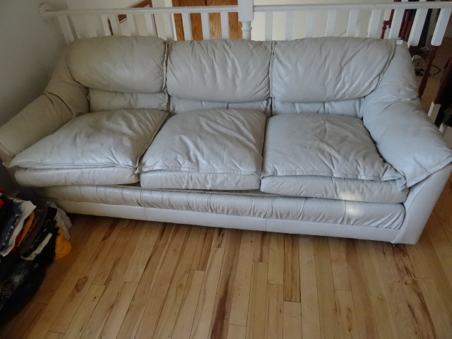 lot 81 image: Full isze leather sofa. 3 cushions ...