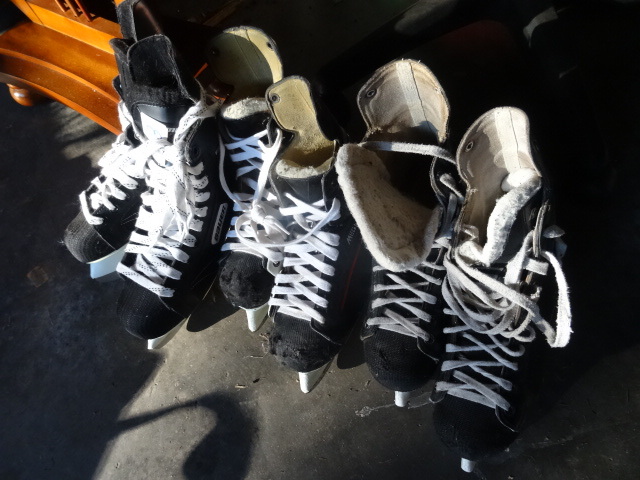 lot 80 image: 3 pair of hockey skates...