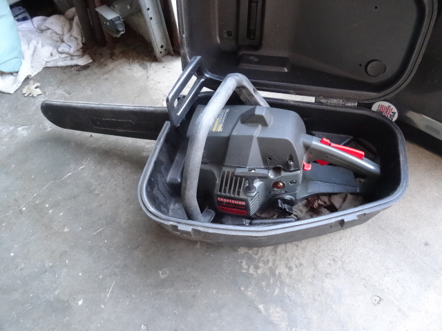 lot 82 image: Craftsman 18 chainsaw. 2.6 cu in...