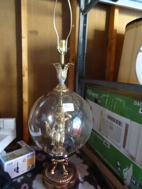 lot 92 image: 1 vintage lamp with cherub inside g...