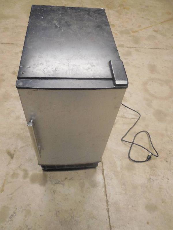 lot 8 image: Everstar Ice Maker