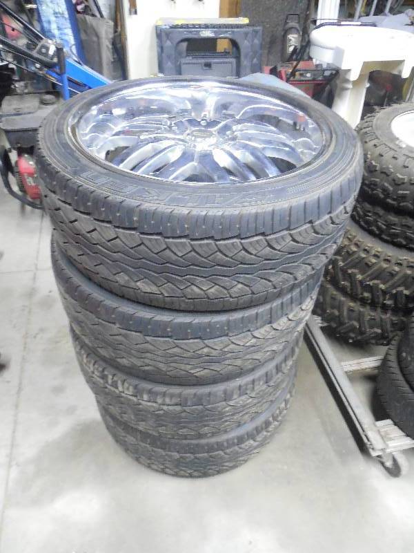 lot 9 image: Set of 4 Tires Rims - 26540 R 22 Gm Rims