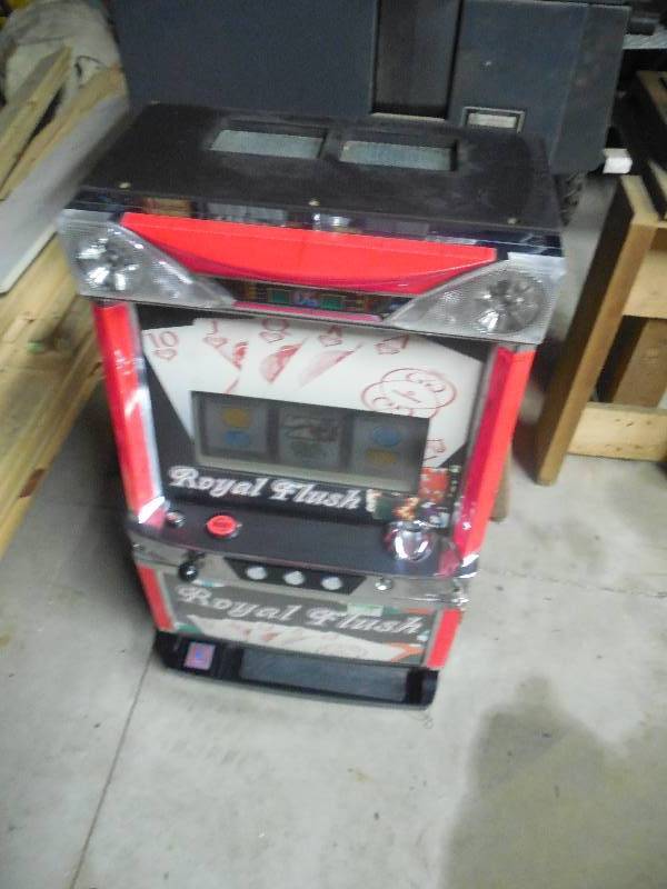 lot 17 image: Royal Flush Slot machine with keys