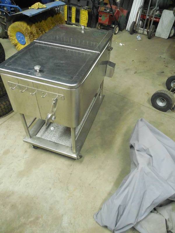 lot 20 image: Heavy Duty Cooler On wheels Stainless