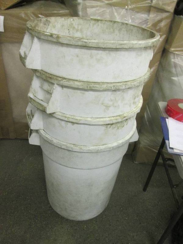 lot 23 image: 4 white 32 gallon garbage cans ...