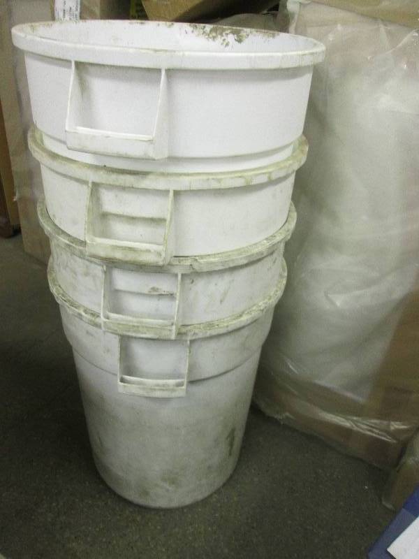 lot 39 image: 4 white 32 gallon trash cans ...